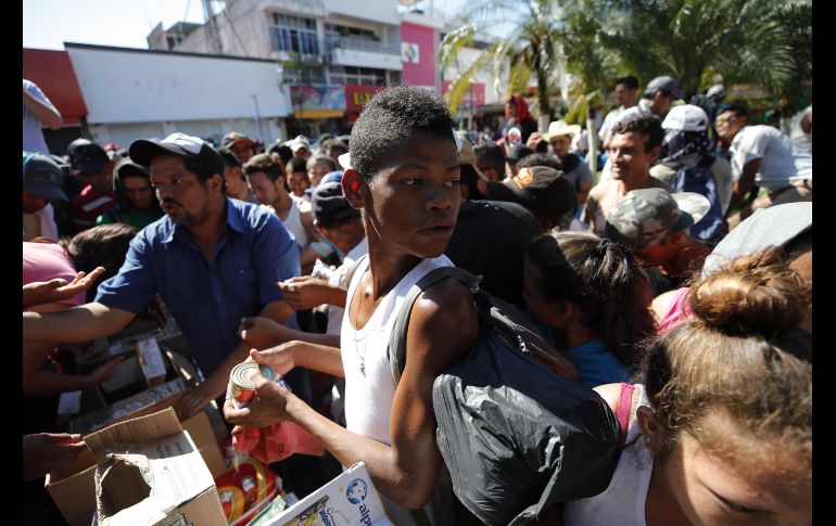 Migrantes reciben comestibles en Tapachula. La caravana recorrió ayer el trayecto de Ciudad Hidalgo, fronteriza con Guatemala, hasta esta ciudad.