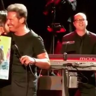 Fan sube al escenario de Luis Miguel y le da una sorpresa