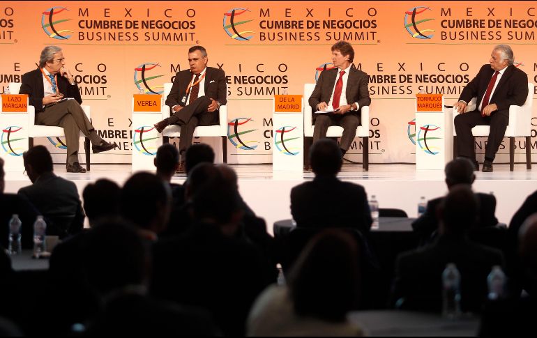 El moderador Lorenzo Lazo, Jorge Verea, Enrique de la Madrid y Miguel Torruco, en la charla sobre el turismo como impulsor de crecimiento. EL INFORMADOR/A. Camacho