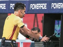 En esta temporada el controvertido VAR hizo su debut en el máximo circuito del fútbol mexicano. CORTESÍA