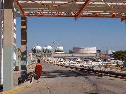 La importación de crudo ligero es necesaria por la configuración de las refinerias mexicanas, lo que impulsará la producción de gasolinas en México. NOTIMEX/Archivo