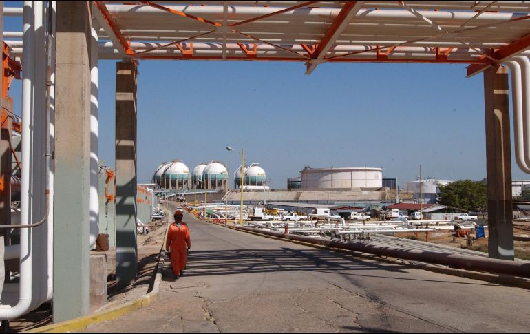 La importación de crudo ligero es necesaria por la configuración de las refinerias mexicanas, lo que impulsará la producción de gasolinas en México. NOTIMEX/Archivo