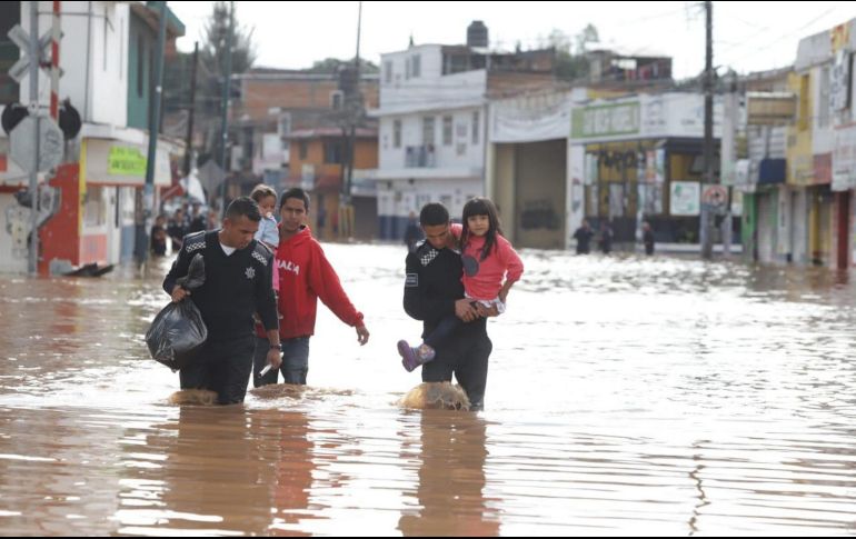 Las fuertes lluvias registradas durante toda la madrugada de este lunes ocasionaron en Morelia al menos 30 puntos críticos de inundaciones y encharcamientos, reportó Protección Civil municipal. NTX