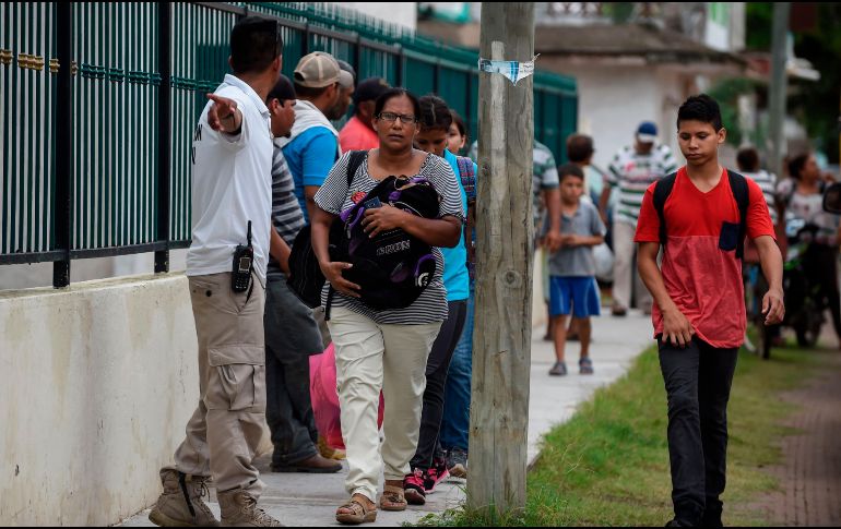 Personas se preparan para ser evacuadas en Teacapán, Sinaloa, antes de la llegada del huracán 