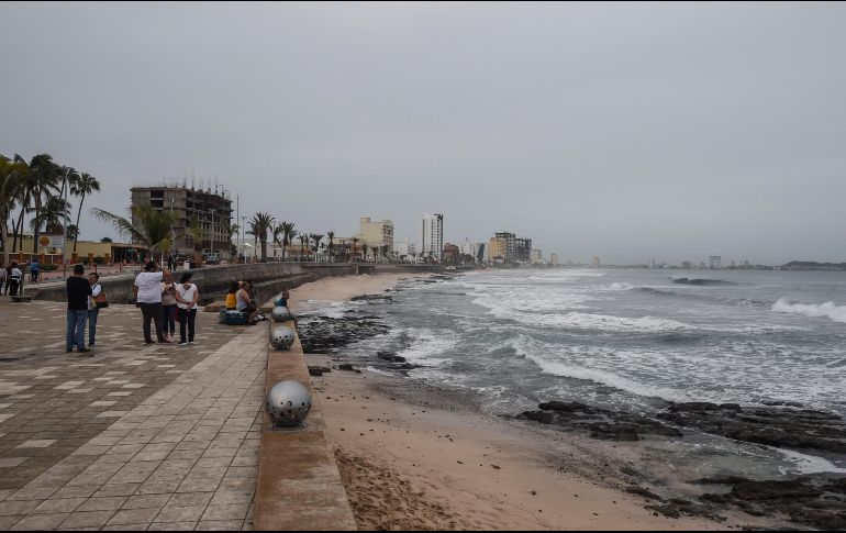 Esta mañana se revisó la trayectoria que mantiene el huracán de categoría 4; su impacto se prevé entre las 18:00 horas de este martes y la madrugada del miércoles entre Escuinapa y el norte de Nayarit. AFP / A. Estrella