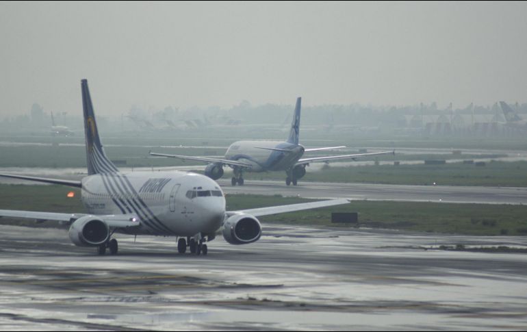 La terminal aérea informa a los usuarios que para cualquier duda sobre los vuelos podían comunicarse con la aerolínea correspondiente. EFE / ARCHIVO
