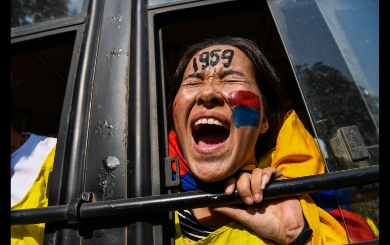 Una tibetana exiliada grita consignas desde un camión policial, durante una protesta en Nueva Delhi contra la visita de líderes chinos a la India. AFP/C. Khanna