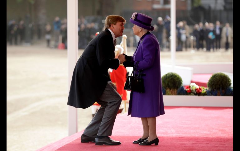 El rey Guillermo de Holanda se agacha para saludar a la reina Isabel II de Inglaterra, durante una ceremonia de bienvenida en Londres, Inglaterra. AP/M. Dunham