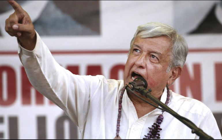 El comentario de López Obrador alude a que Pemex informó este lunes que asignó cuatro cargamentos de 350 mil barriles cada uno para la importación de petróleo ligero. AP / ARCHIVO