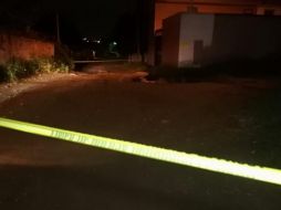 En El Salto encontraron a un hombre de unos 25 años de edad envuelto en bolsas de plástico, poco después de la medianoche. ESPECIAL