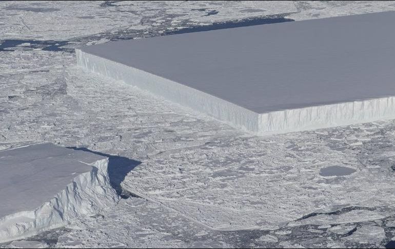 El iceberg cuyo tamaño es de kilómetro y medio sorprendió por su inusitada forma. TWITTER / @NASA_ICE