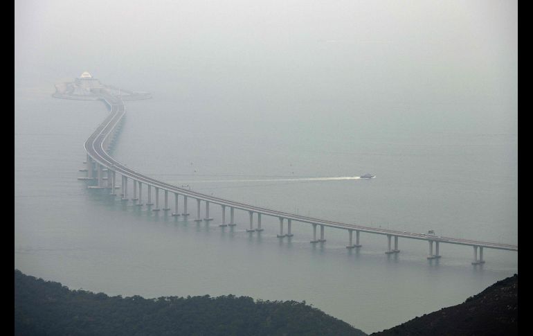 El puente Zhuhai-Macao, que conecta Hong Kong y las poblaciones chinas de Zhuhai y Macao, durante su inauguración oficial en Hong Kong. Con un costo de 20 mil millones de dólares, la obra se convierte en el puente más largo del mundo sobre el mar. AFP/A. Wallace