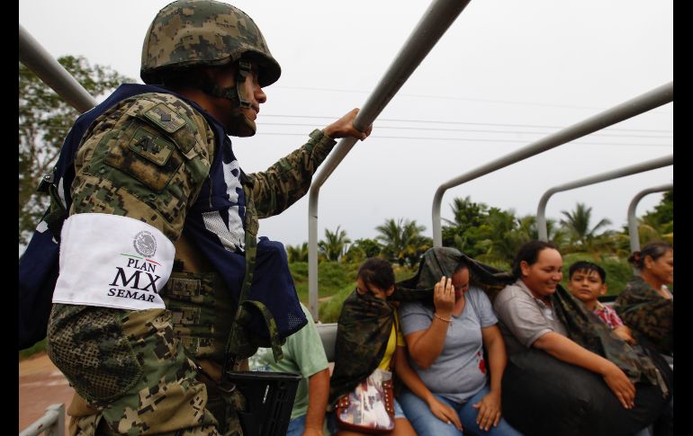 Elementos del Ejército y la Marina trasladan a familias de Escuinapa a los albergues instalados en escuelas y auditorios.