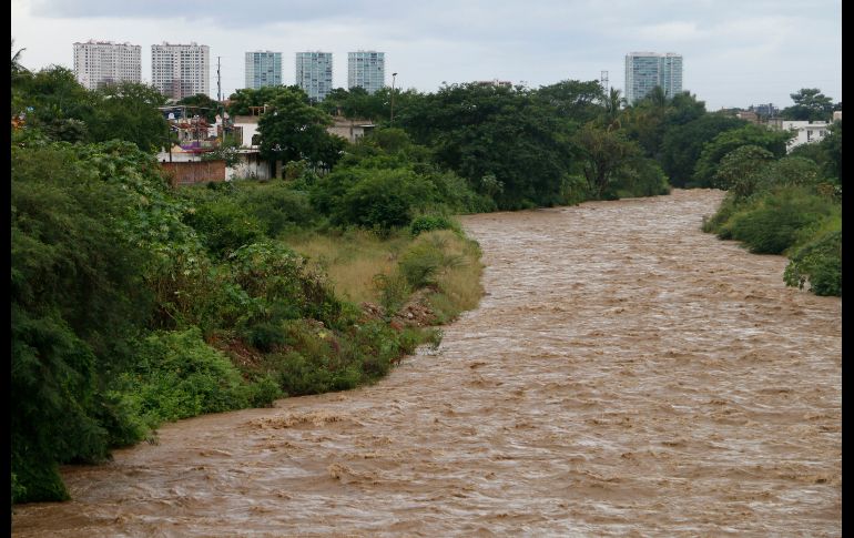Un río crecido en Puerto Vallarta.
