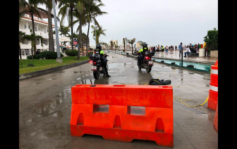 Barreras se colocaron en el malecón de Mazatlán, Sinaloa, previo al impacto del huracán  
