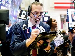Agentes de Bolsa realizan su trabajo en el parqué de Nueva York, Estados Unidos. EFE/J. Lane