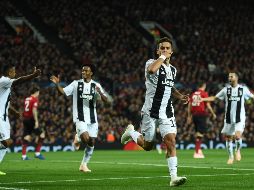 Paulo Dybala celebra su gol con sus compañeros de equipo. AFP/O. Scarff