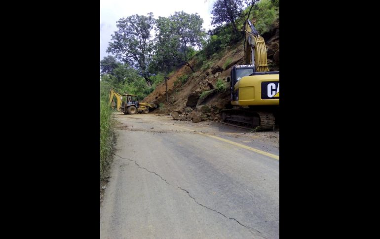En Jalisco se reportaron árboles caídos en la carretera federal 200 y derrumbes en carretera federal 80.