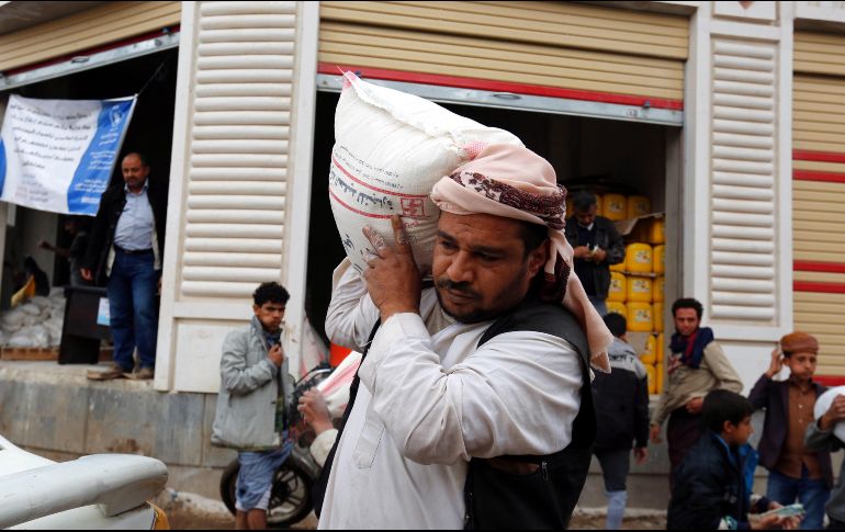 Decenas de yemeníes hacen cola para recibir comida y productos de necesidad básica en un centro en Saná. EFE/Y. Arhab