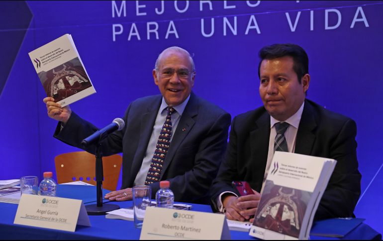 El secretario general de la OCDE, José Ángel Gurría, habla durante la entrega y presentación del Tercer informe de avances sobre el desarrollo del NAICM. SUN/J. Reyes