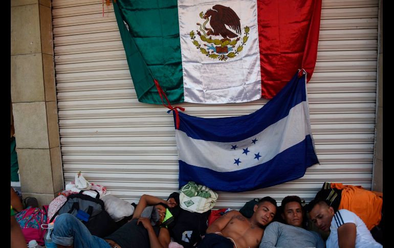 Migrantes hondureños descansan en Huixtla, Chiapas, durante su travesía en caravana hacia Estados Unidos. AFP/J. Ordonez