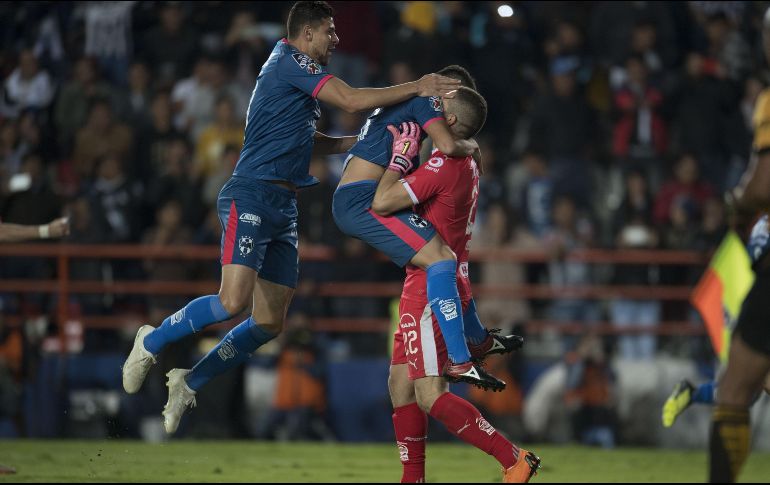 El portero Juan Pablo Carrizo  detuvo el último penalti a Víctor Guzmán. MEXSPORT/J. Ramírez