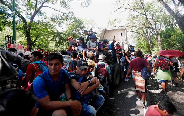 Los caminantes retoman el andar tras un descanso en Chiapas. México registra mil 699 solicitudes de asilo por parte de los viajeros. EFE/E. Biba