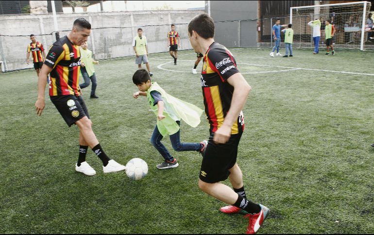 Jóvenes disfrutaron de jugar junto a futbolistas profesionales. EL INFORMADOR / A. Camacho