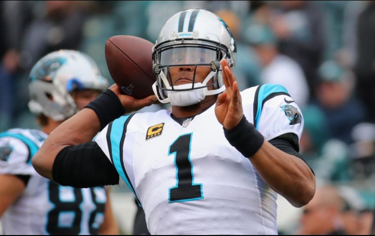 Newton, quarterback de Panteras de Carolina, fue galardonado como el mejor jugador ofensivo tras orquestar la remontada que su equipo consiguió en el último cuarto sobre Águilas de Filadelfia. AFP / ARCHIVO