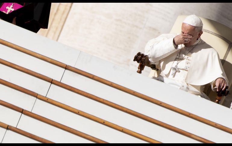 El Papa Francisco preside su tradicional audiencia semanal en la Plaza de San Pedro en el Vaticano. EFE/C. Peri
