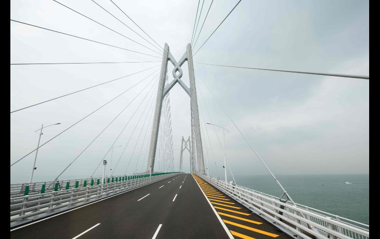 Un soporte se ve en una sección del puente Hong Kong-Macao-Zhuhai. El puente marítimo más largo del mundo abrió hoy al tráfico, tras la inauguración de ayer. AFP/A. Wallace