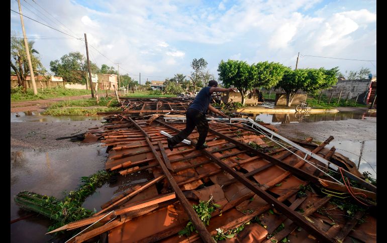 Un habitante pasa por los escombros del techo de un templo en Escuinapa, Sinaloa, tras el paso del huracán 