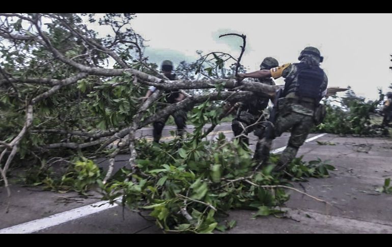 Personal del Ejército realiza labores de apoyo a la población en Escuinapa. TWITTER@SEDENAmx