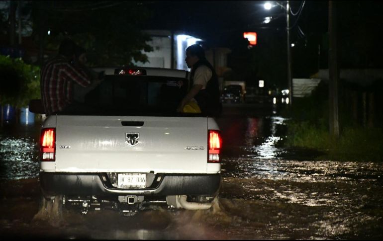 Durante la madrugada, en San Patricio, Melaque, se presentó una fuerte tormenta que causó una inundación en vía pública, de 40 a 60 centímetros. ESPECIAL / PC Jalisco