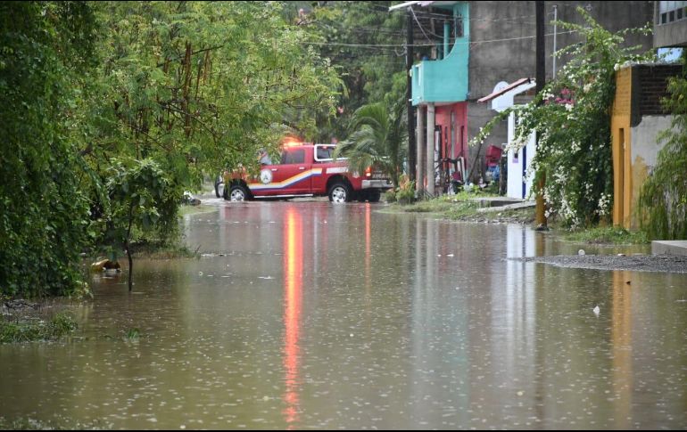 En la localidad de La Gloria, Tomatlán, se registró inundación de nueve viviendas por el desbordamiento del arroyo El Chorro. ESPECIAL / PC Jalisco