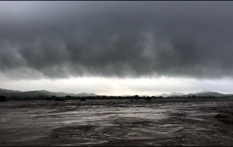 ''Estamos en una situación realmente crítica. Pedimos a la población que vive en las partes bajas que no duden en salirse, porque el río va a seguir creciendo'', alertó el coordinador de Protección Civil. NTX / J. Pazos