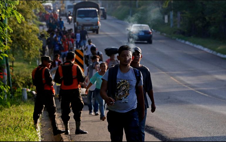 Luego de la detención de los vehículos, los migrantes tuvieron que continuar a pie el trayecto del día. No estaba claro si se trataba de un esfuerzo para detener el avance de la caravana. EFE / E. Biba