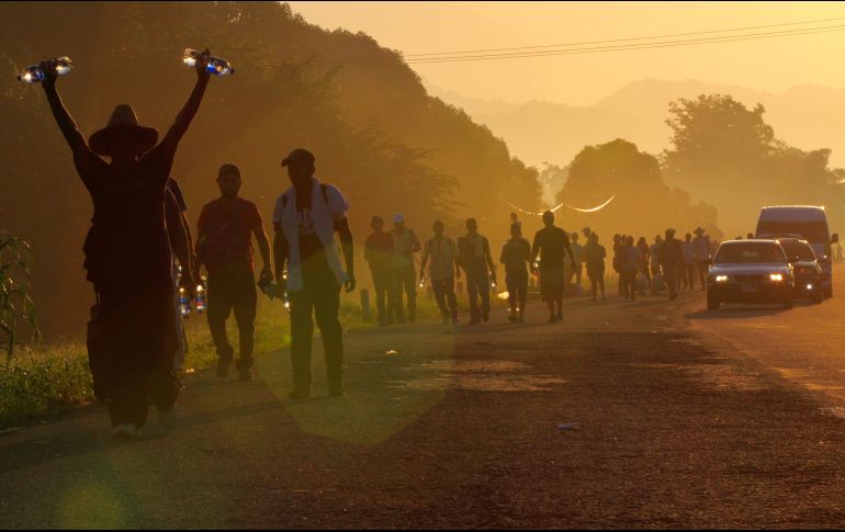 La Secretaría de Salud aclaró que los mismos inmigrantes pidieron que se llevara a cabo la fumigación porque donde dormían habían visto cucarachas. NTX / J. Lira