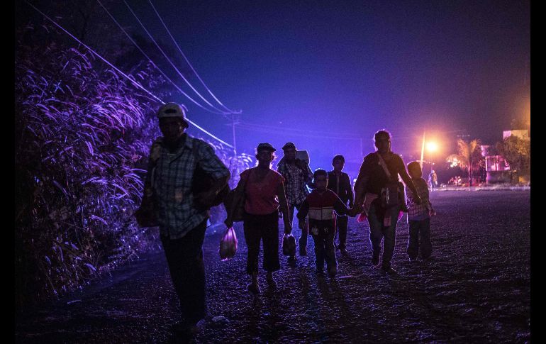 Migrantes que forman parte de la caravana que se dirige a Estados Unidos salen al amanecer de Huixtla, Chiapas. AFP/P. Pardo