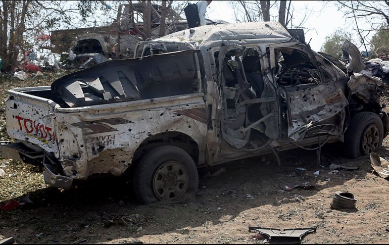Varios autos fueron alcanzados por los explosivos, por lo que se registraron incendios de vehículos. AFP/A. Hyder