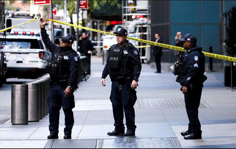 Policías y técnicos de explosivos montan guardia en el exterior del edificio evacuado sede de Time Warner en Nueva York. EFE/J. Lane