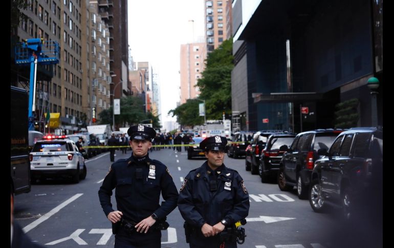 Policías acordonan una calle tras la evacuación del edificio Time Warner por el hallazgo de un paquete sospechoso en Nueva York, Estados Unidos. EFE/J. Lane