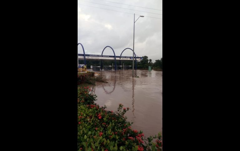 El desbordamiento de los ríos Acaponeta, San Pedro y Tecuala inundó carreteras e interrumpió el tránsito en los municipios de Acaponeta, Tecuala y Tuxpan