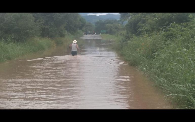 Autoridades informaron el cierre del paso en la comunidad de El Venado, en el municipio de Ruiz. FACEBOOK@Tránsito del Estado de Nayarit