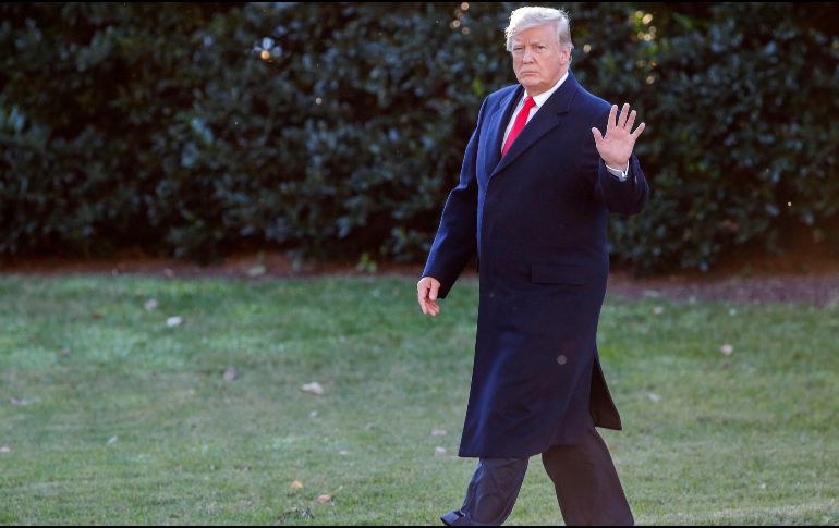 El presidente de los Estados Unidos, Donald J. Trump, camina hasta el Marine One antes de partir de la Casa Blanca en Washington. EFE/E. Lesser