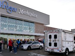 Empleados esperan fuera de la entrada de una tienda de comestibles Kroger después del ataque. AP/T. Easley