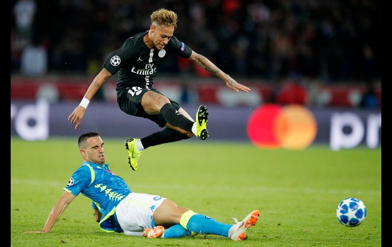 Neymar, del PSG (arriba) y Nikola Maksimovic, del Napoli, en una jugada del partido de la Liga de Campeones del futbol de Europa, disputado en el Parque de los Príncipes de París. El juego terminó 2-2. AP/F. Mori
