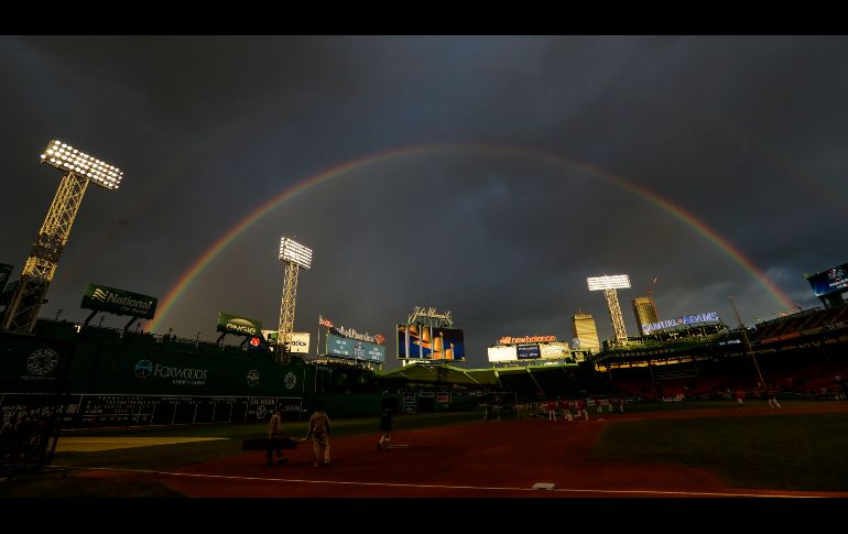Un arcoíris se ve sobre el parque Fenway de Boston, Estados Unidos, previo al juego 2 de las series mundiales de beisbol entre los Medias Rojas de Boston y los Dodgers de Los Ángeles. AP/D. Phillip