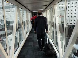 Pasajeros caminan después de aterrizar en el aeropuerto internacional de la Ciudad de México. AFP/G. Arias