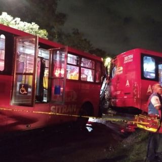 Choque entre dos unidades de transporte deja 15 lesionados